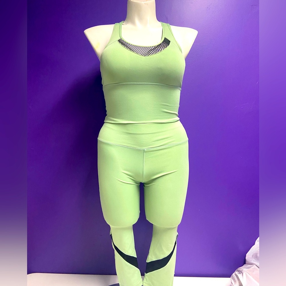 NWT women’s 2 piece athletic set with pockets by Yuna Fashion size L/XL